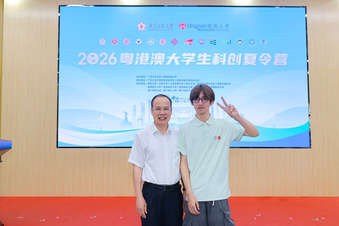 Photograph with the president of Guangdong University of Technology after receiving the Outstanding Camper honour
